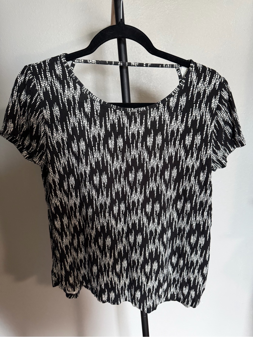 Fighting Eel Ava Sky - Black and White Short Sleeve Top